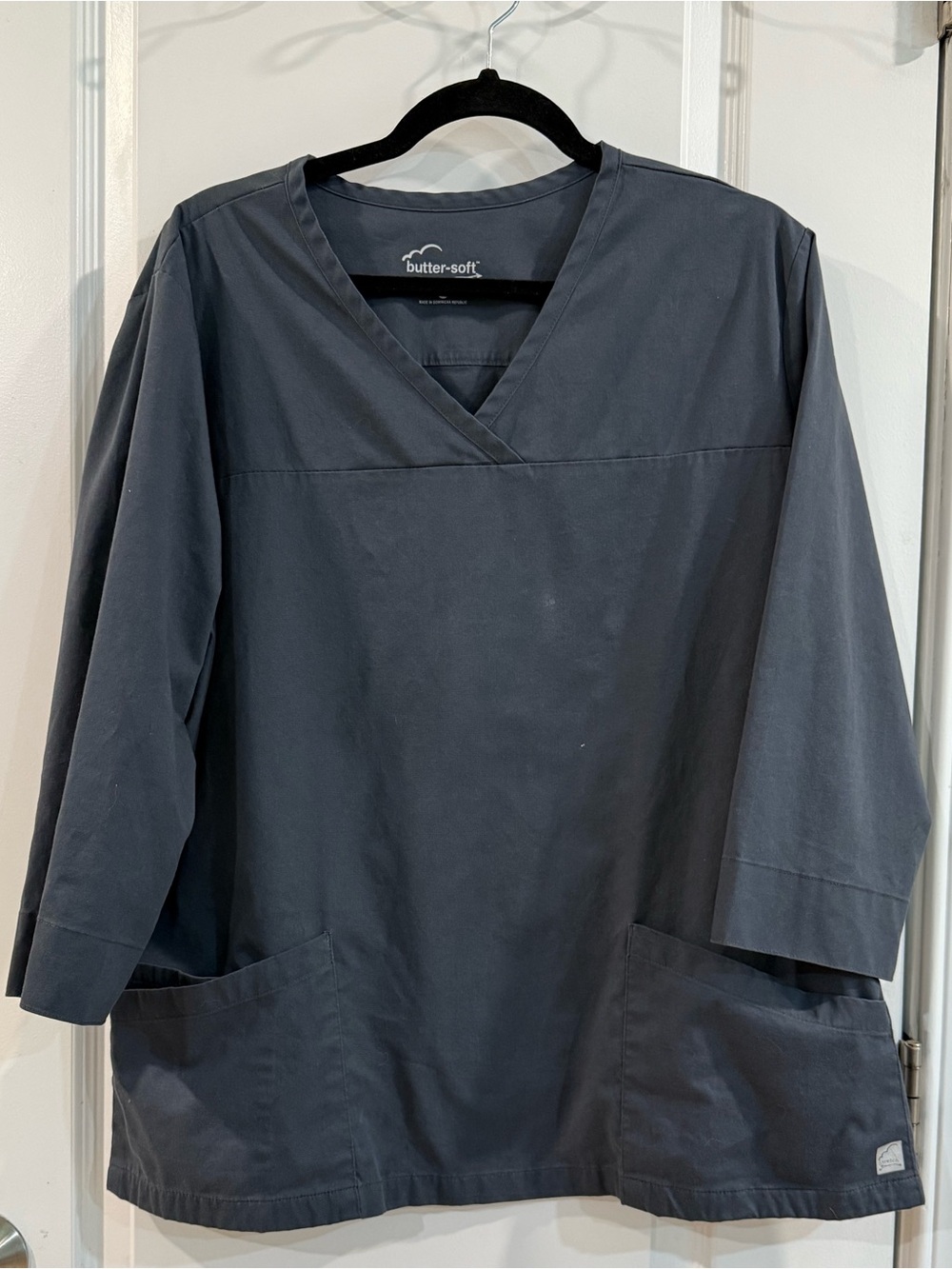 Butter butter-soft Stretch Scrub Top in Dark Charcoal